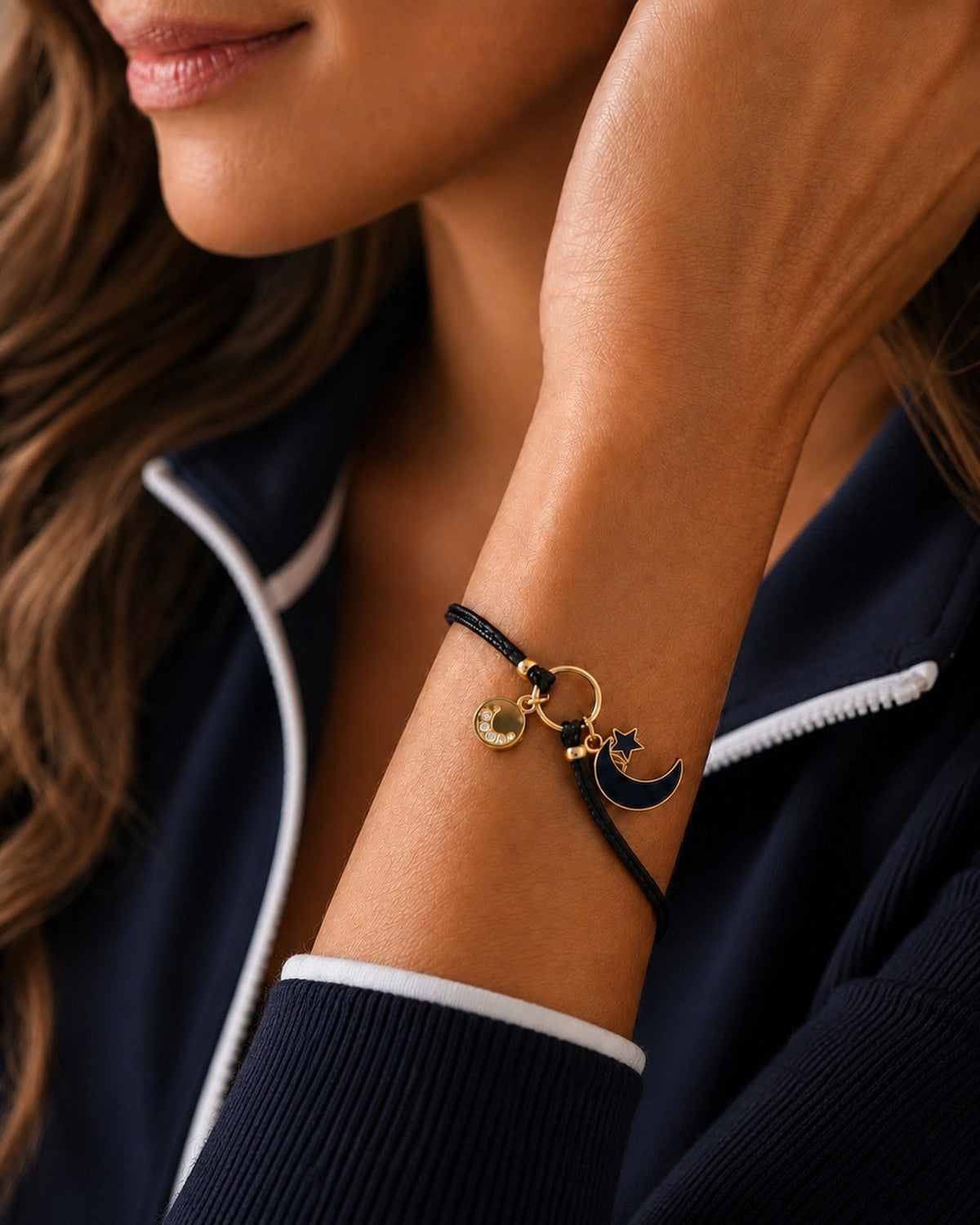 Pulsera Moon XIII Eclipse — modelo, cordón negro con luna y colgante dorado