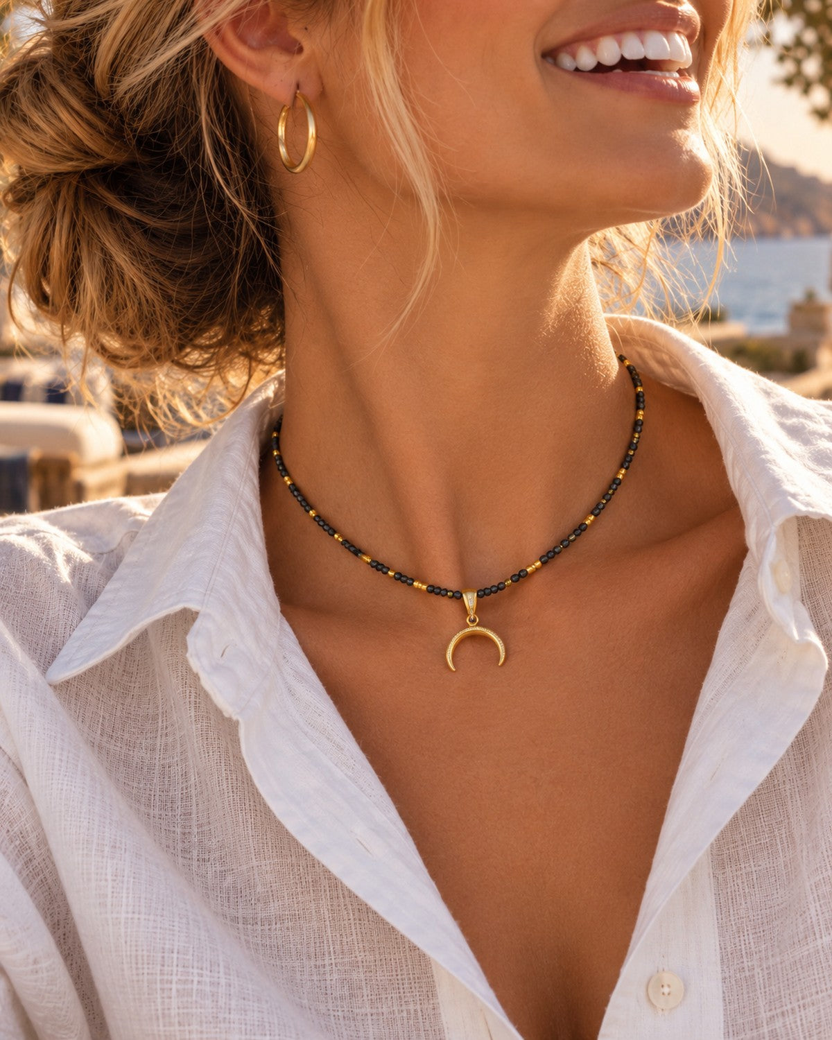 Collar Moon XIII Selene — modelo, gargantilla de cuentas negras con media luna dorada