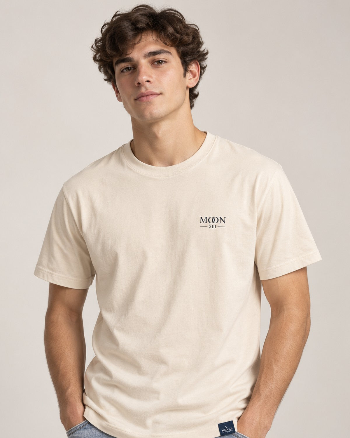Camiseta Pacific — modelo, delantera con logo Moon XIII en el pecho