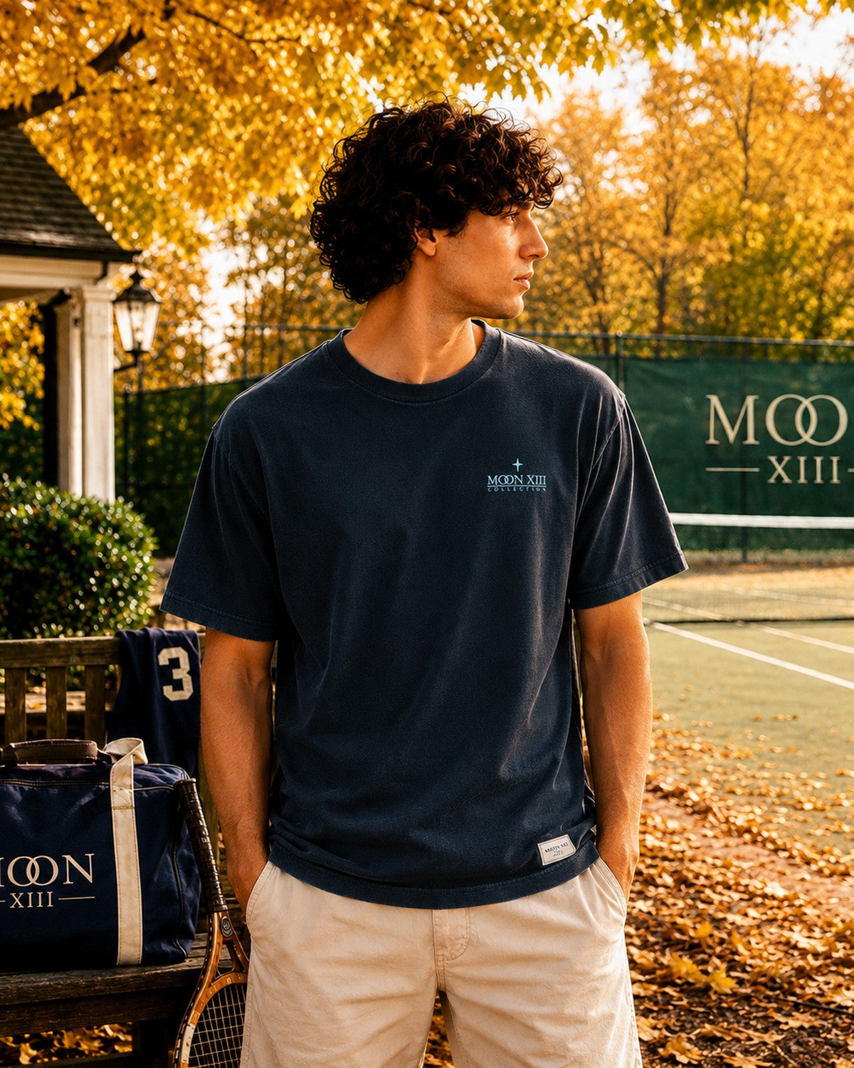 Camiseta Slate Club — modelo, delantera con logo pequeño Moon XIII en turquesa