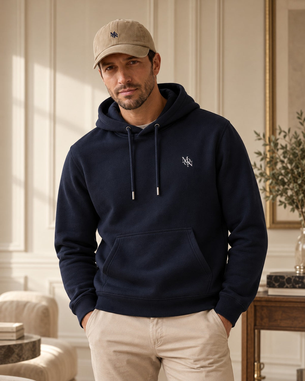 Sudadera con capucha Heritage Navy — modelo, delantera con el monograma Moon XIII en el pecho
