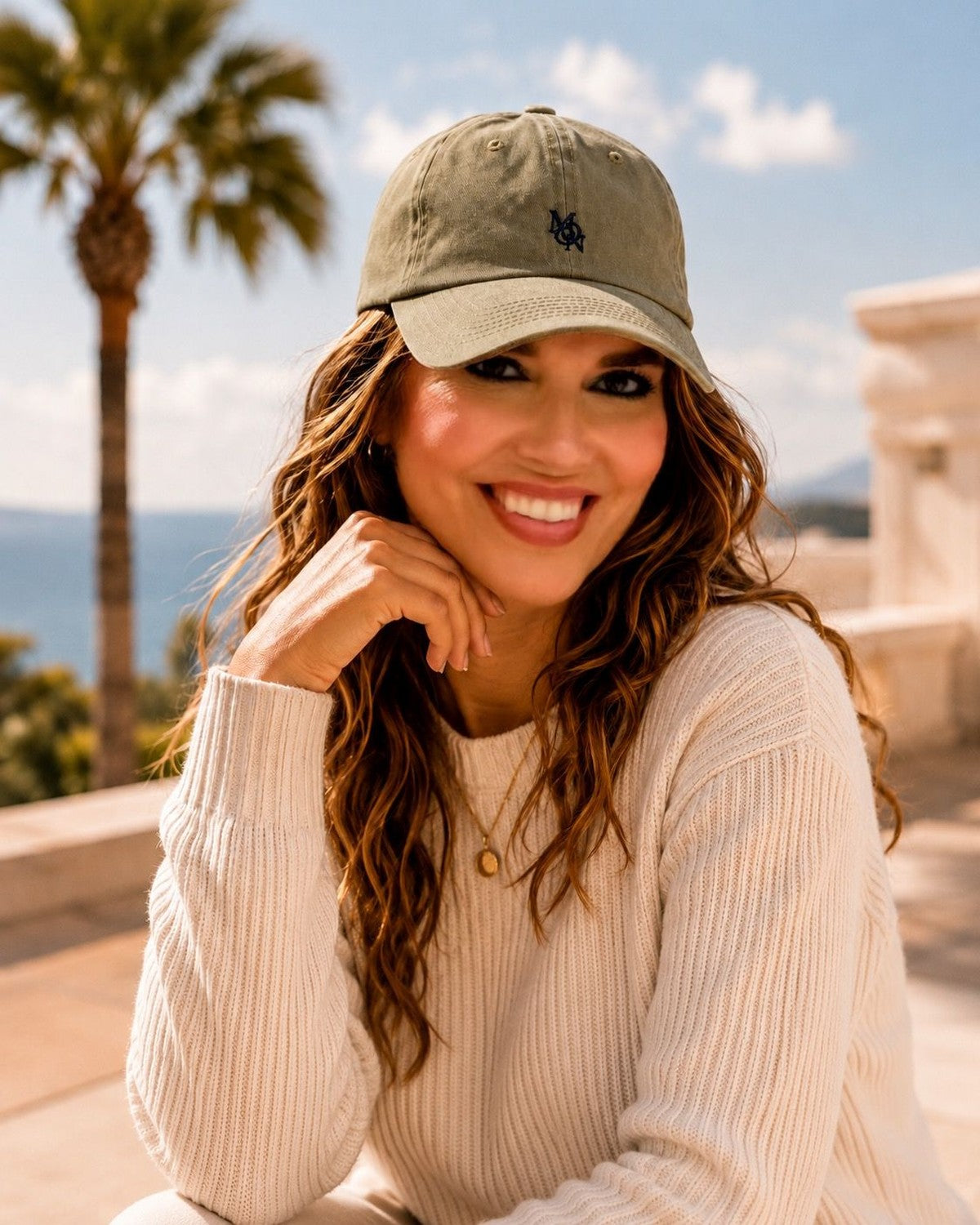 Gorra Hamptons Sand — modelo junto al mar