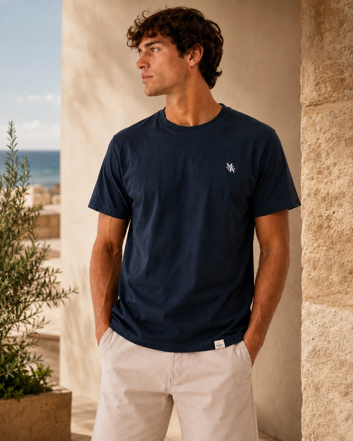 Camiseta Atlantic Navy — modelo, delantera con monograma bordado