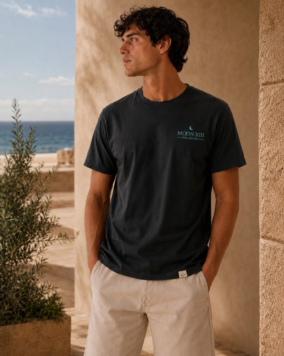 Camiseta Slate Classic — modelo, delantera con firma Moon XIII en turquesa