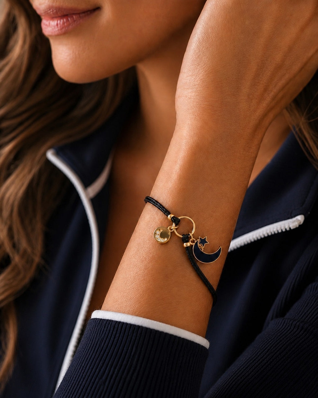 Pulsera Moon XIII Eclipse — modelo, cordón negro con luna y colgante dorado