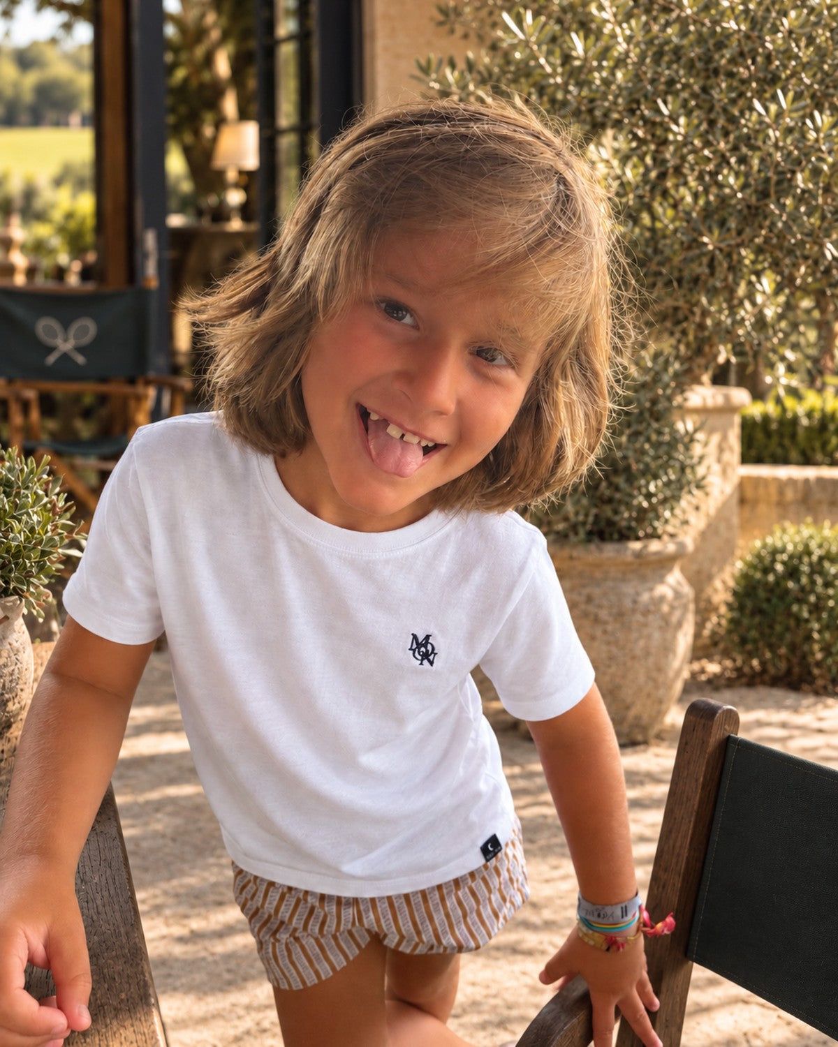 Camiseta Atlantic Pure Junior — niño sonriendo, delantera con monograma bordado