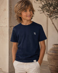 Camiseta Atlantic Navy Junior — niño, delantera con monograma bordado en blanco