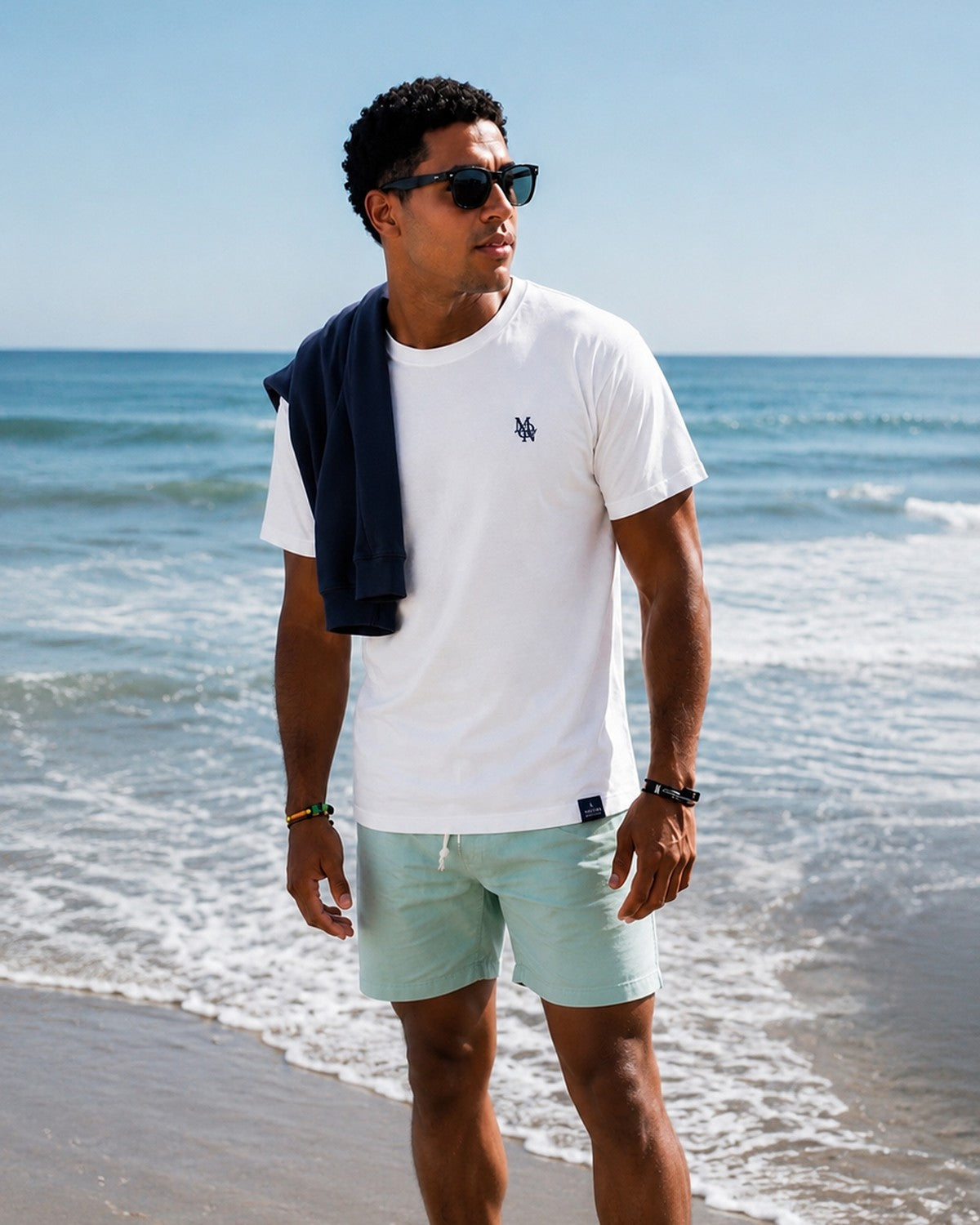 Camiseta Atlantic Pure — modelo en la playa, delantera con monograma