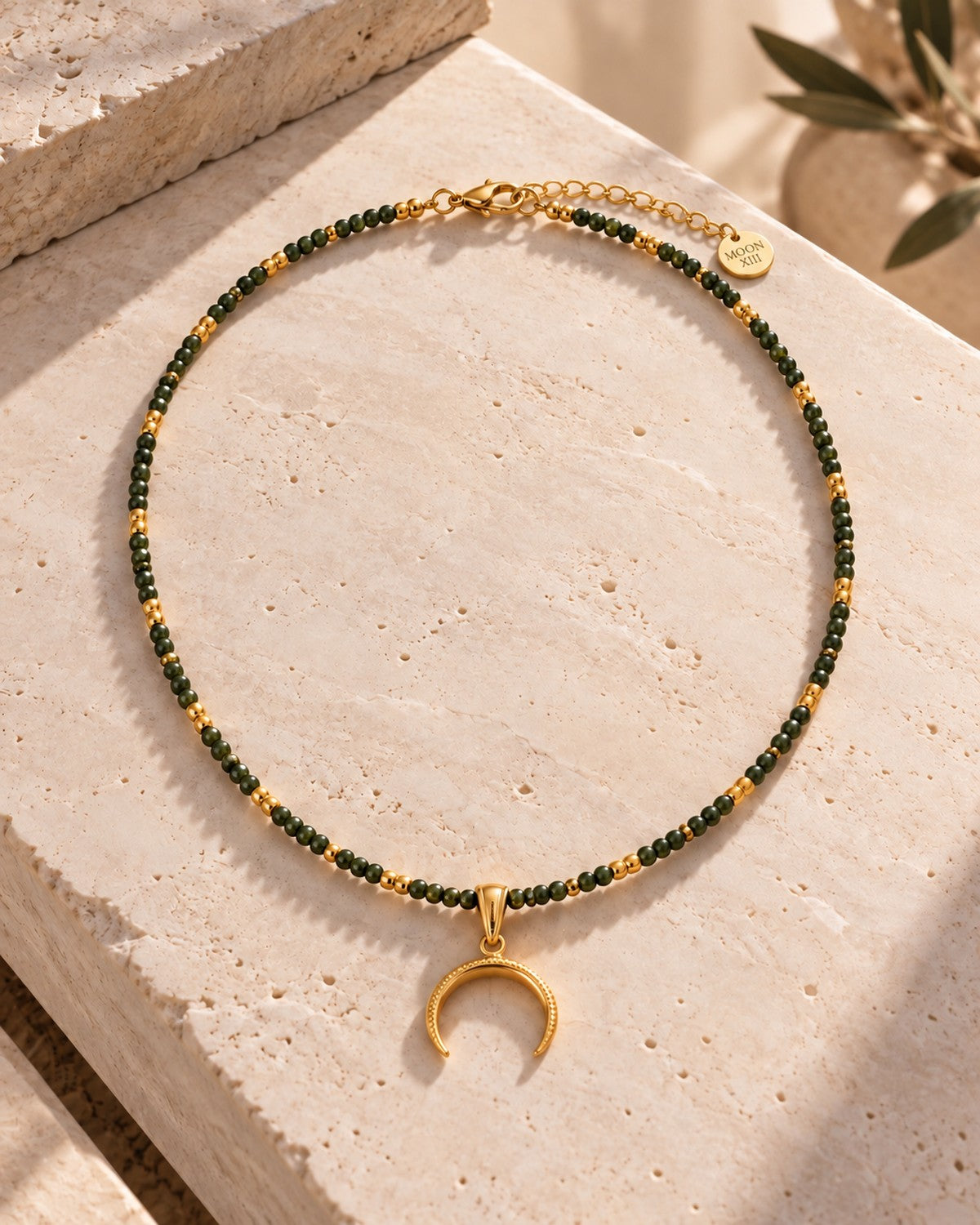 Collar Moon XIII Selene — bodegón sobre piedra, detalle del cierre ajustable y la media luna