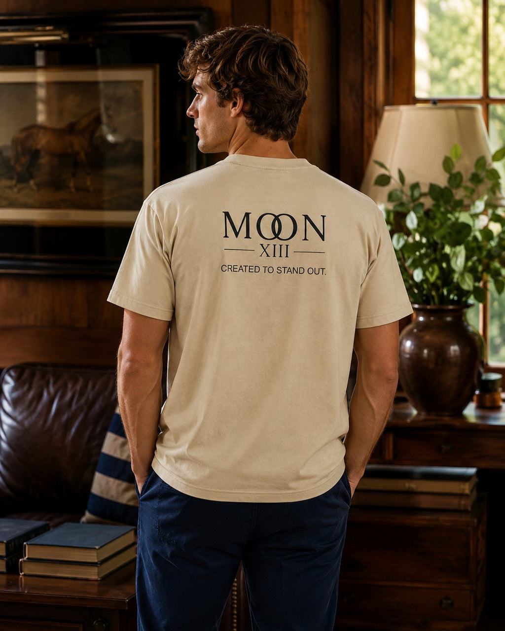 Camiseta Heritage — modelo, espalda con lema Created to stand out