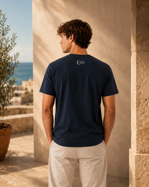 Camiseta Atlantic Navy — modelo de espaldas, luna y numeral XIII en la nuca