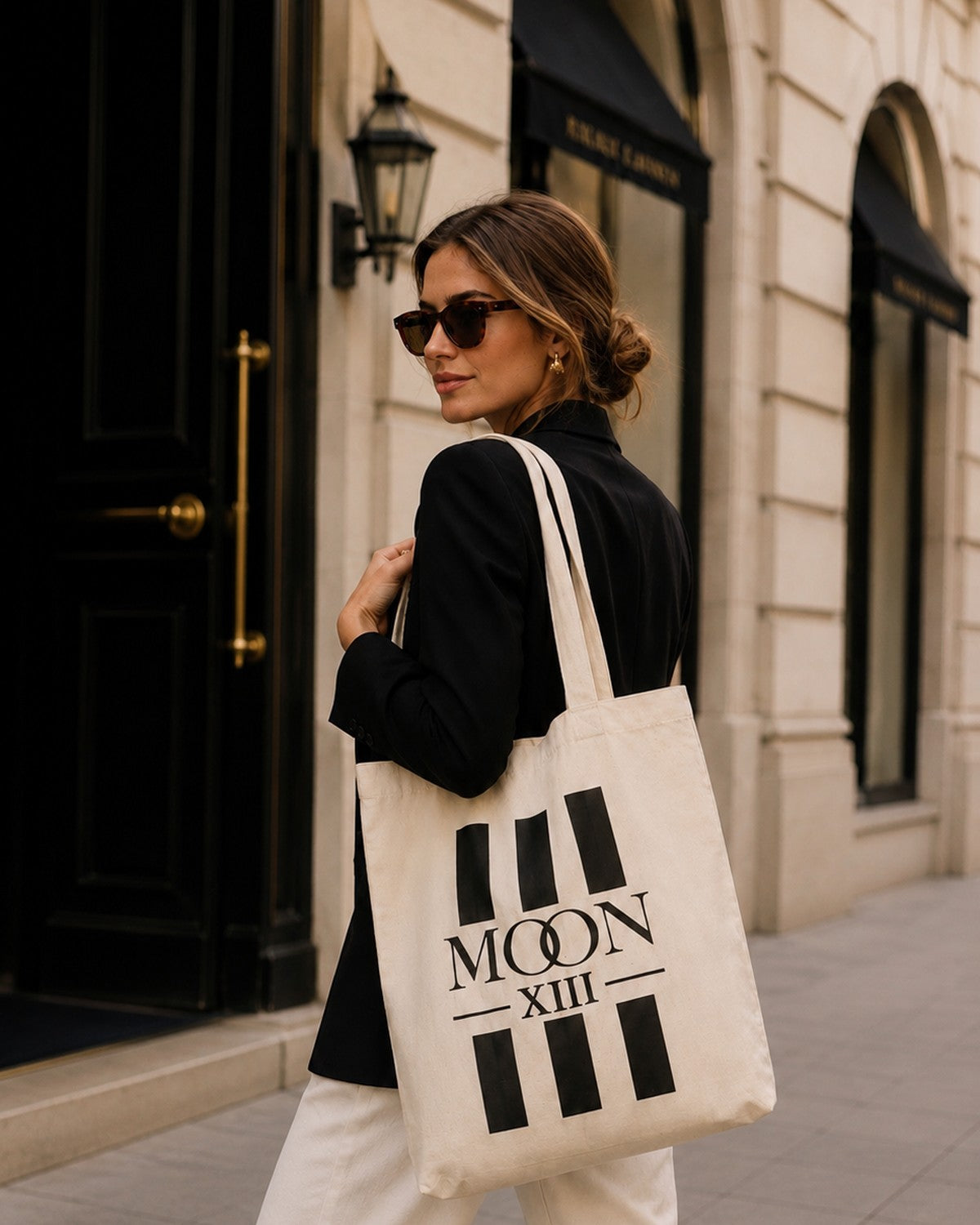 Tote bag Moon XIII rayas — modelo por la calle
