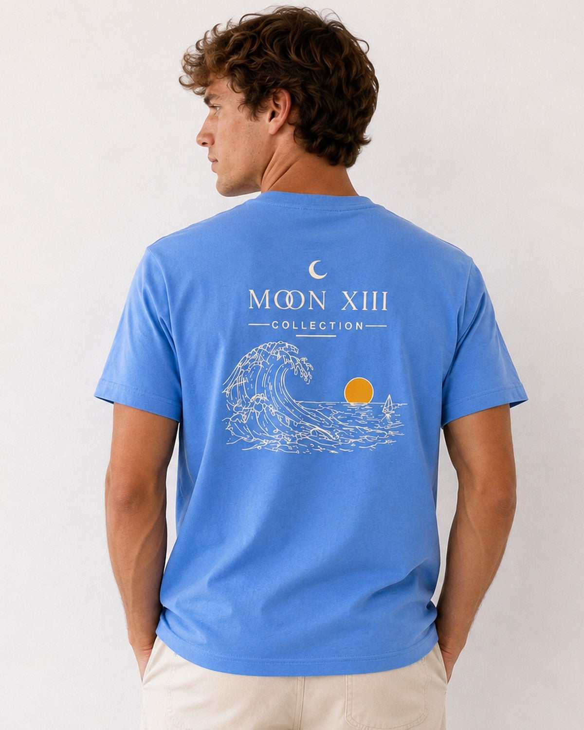 Camiseta Azure — modelo, espalda con ilustración de ola