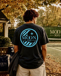 Camiseta Slate Club — modelo, espalda con sello circular Moon XIII