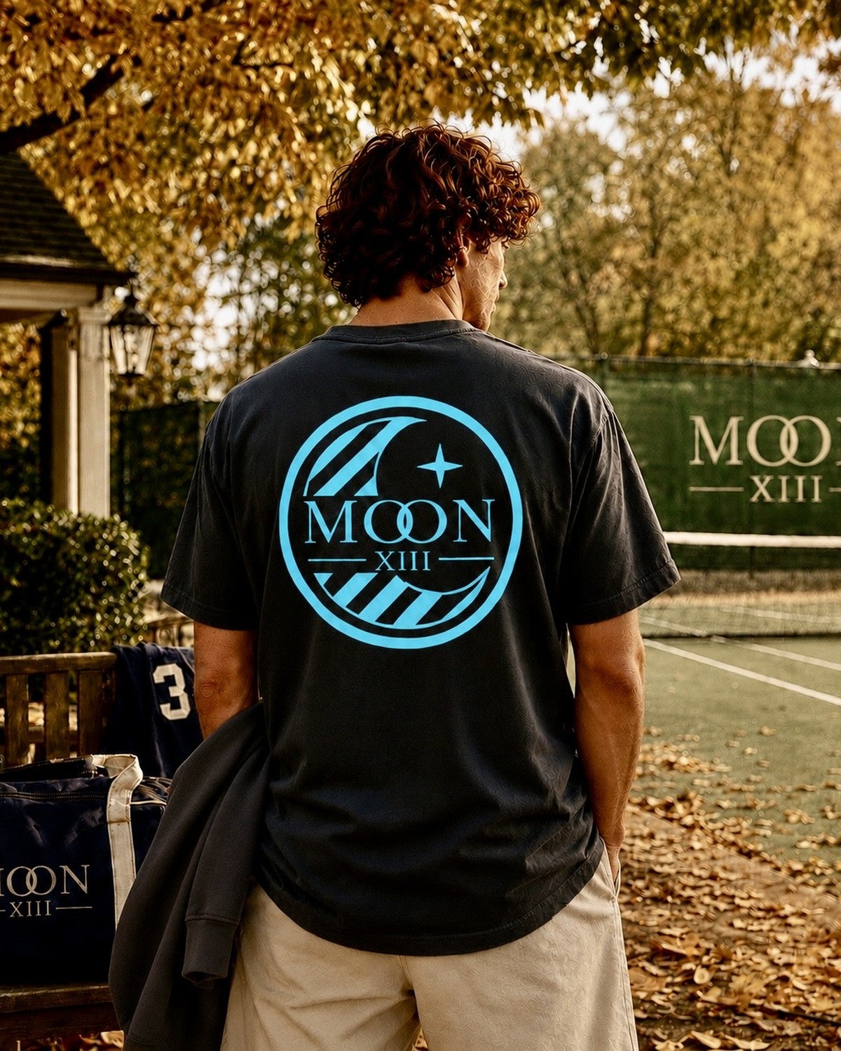 Camiseta Slate Club — modelo, espalda con sello circular Moon XIII