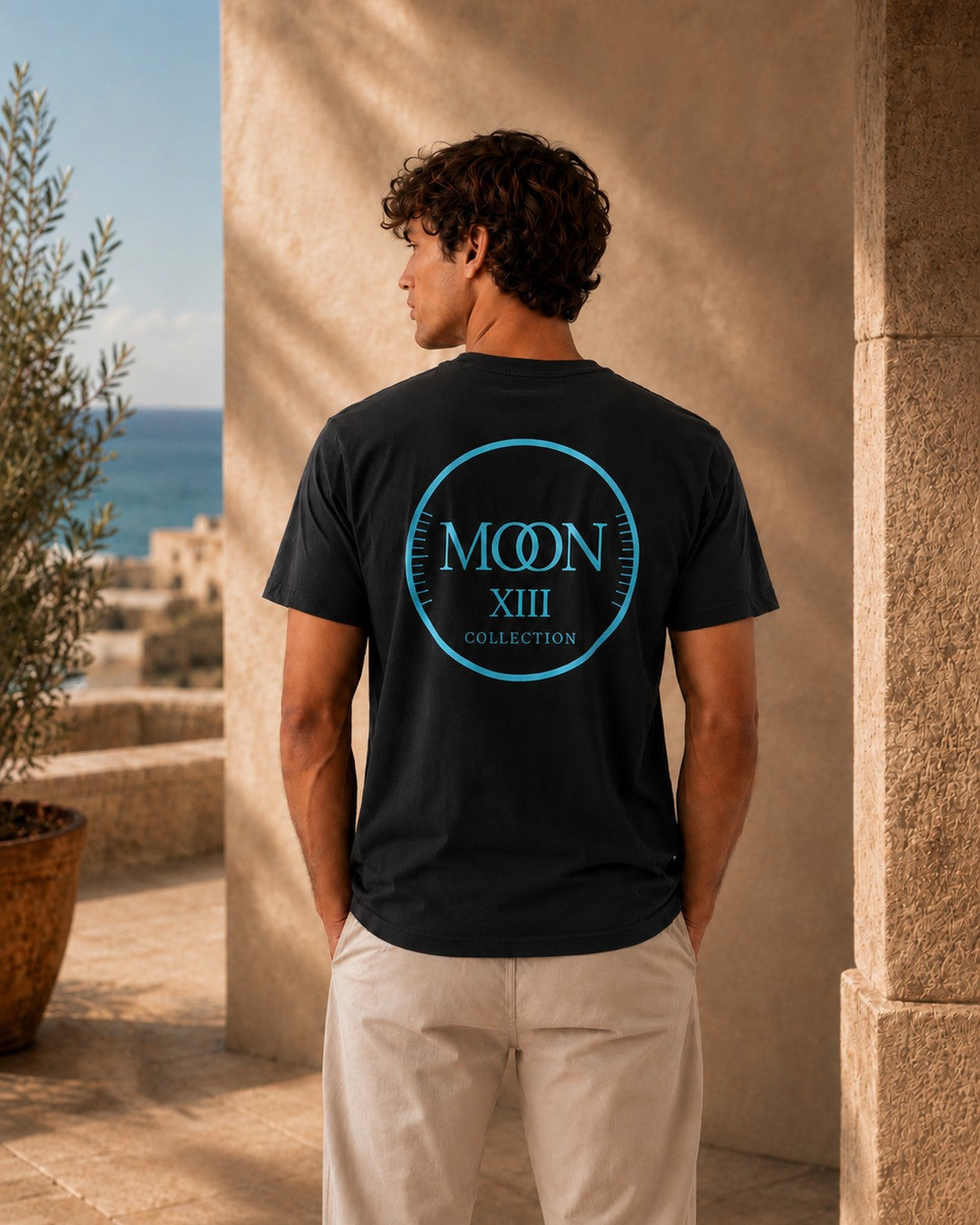 Camiseta Slate Classic — modelo, espalda con sello circular Moon XIII