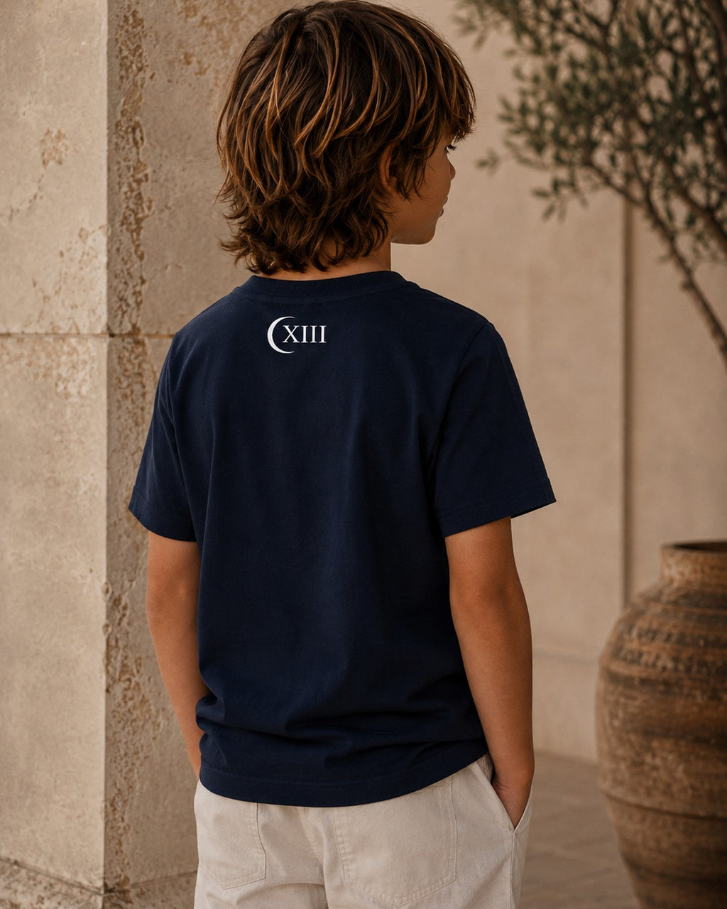 Camiseta Atlantic Navy Junior — niño de espaldas, luna y numeral XIII en la nuca