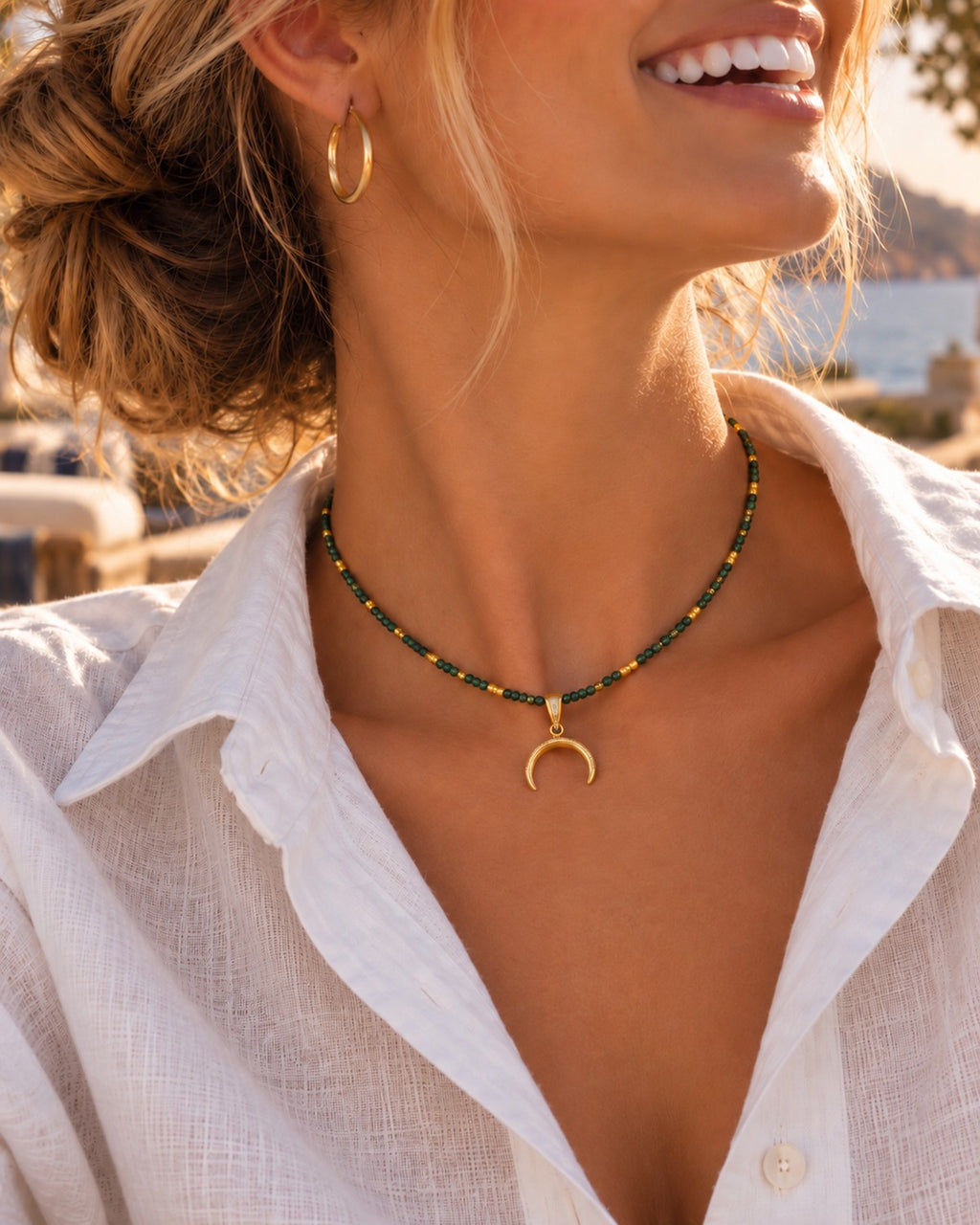 Collar Moon XIII Selene — modelo, gargantilla de cuentas verdes con media luna dorada