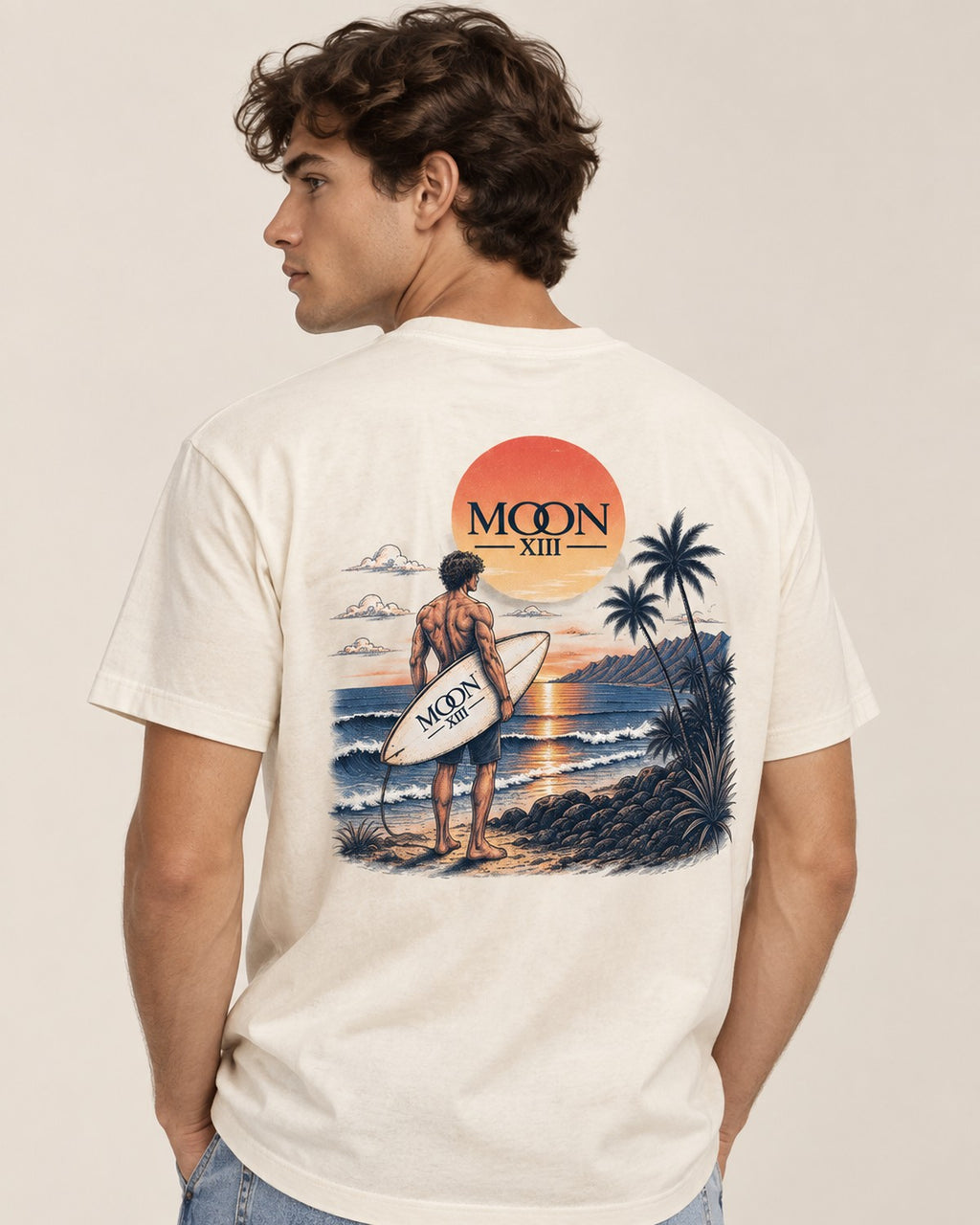 Camiseta Pacific — modelo de espaldas, ilustración de surfista al atardecer