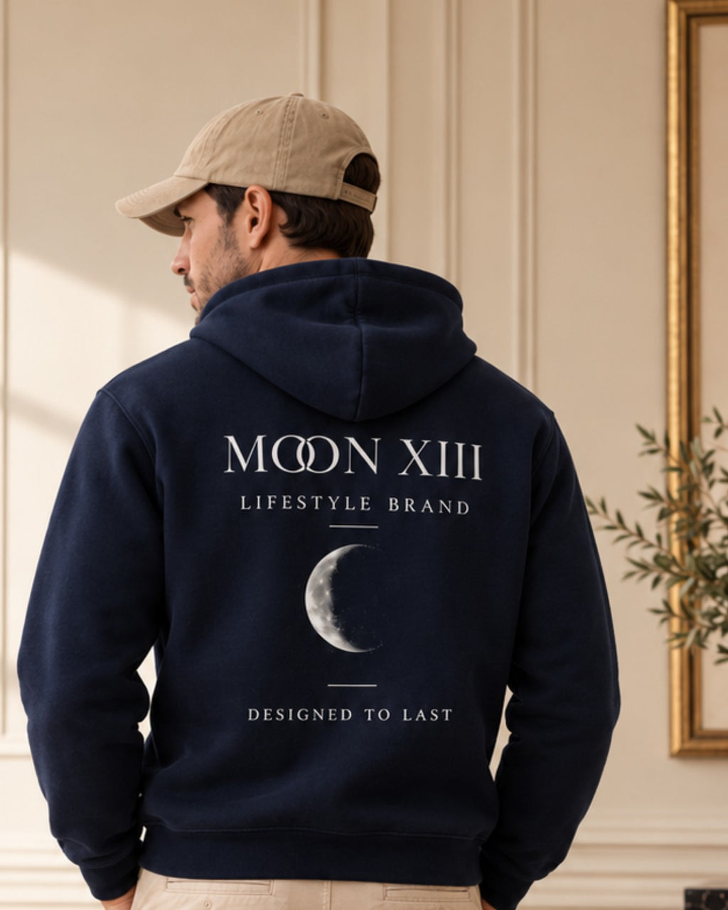 Sudadera con capucha Heritage Navy — modelo de espaldas, logo Moon XIII con la media luna