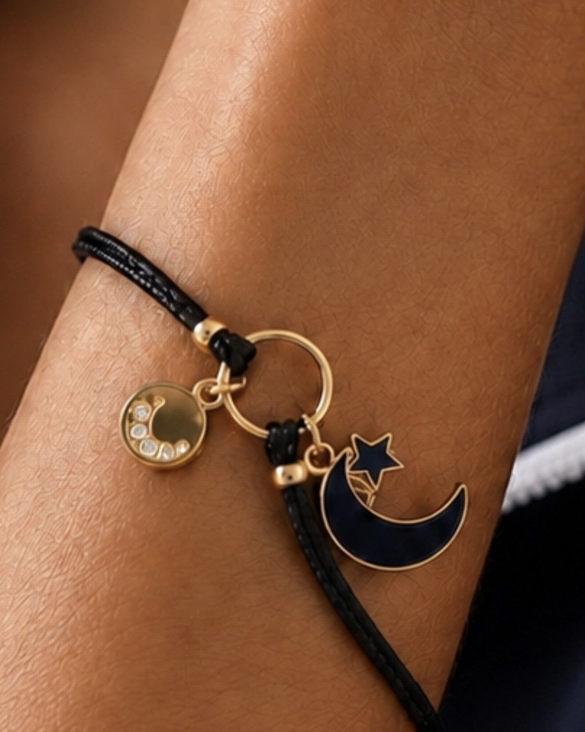 Pulsera Moon XIII Eclipse — primer plano de la luna esmaltada y el colgante con circonitas