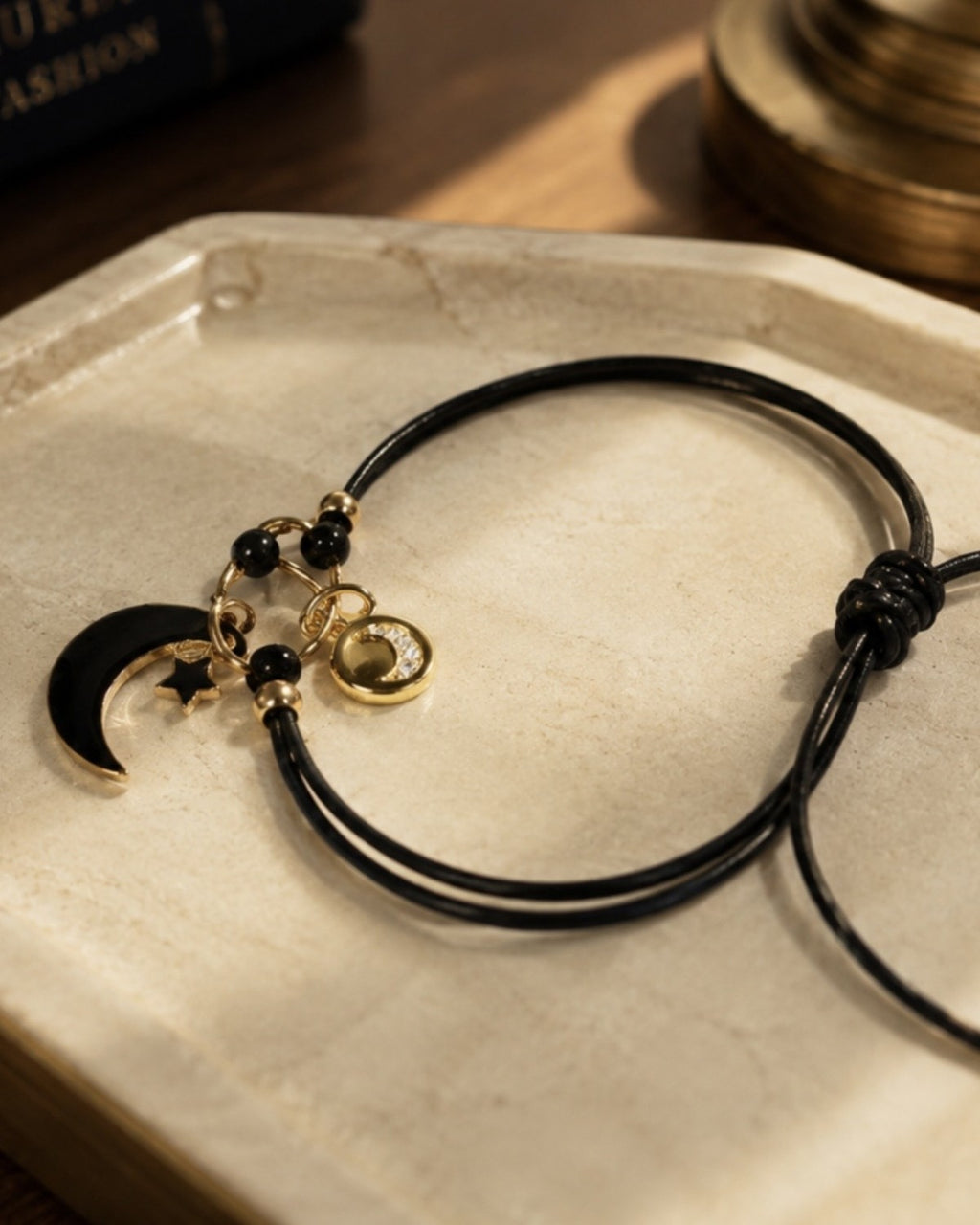 Pulsera Moon XIII Eclipse — bodegón sobre bandeja