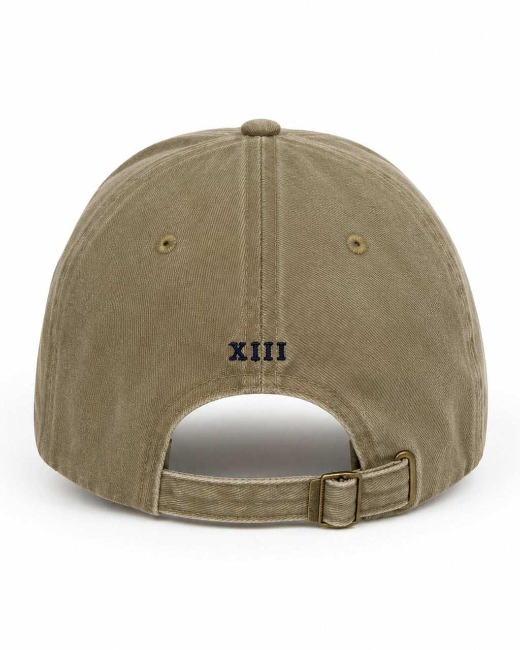 Gorra Hamptons Sand — trasera con numeral XIII y hebilla