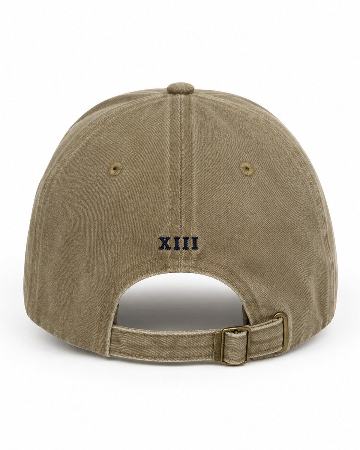 Gorra Hamptons Sand — trasera con numeral XIII y hebilla