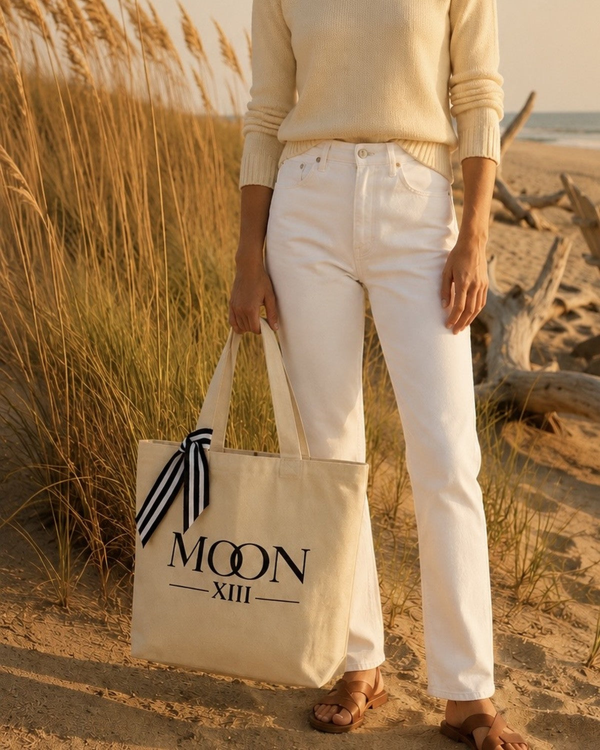 Bolso tote Moon XIII arena — modelo en la playa