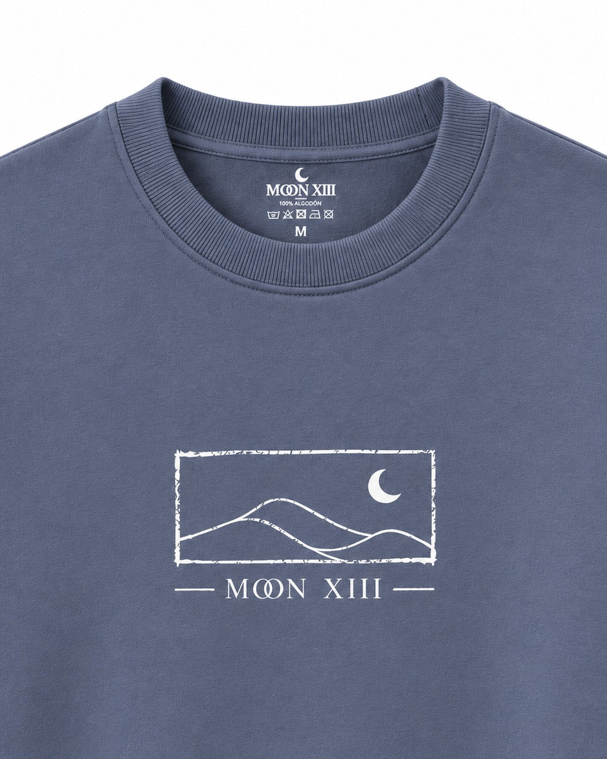 Sudadera Horizon Crewneck — detalle del estampado del pecho: colinas, media luna y MOON XIII
