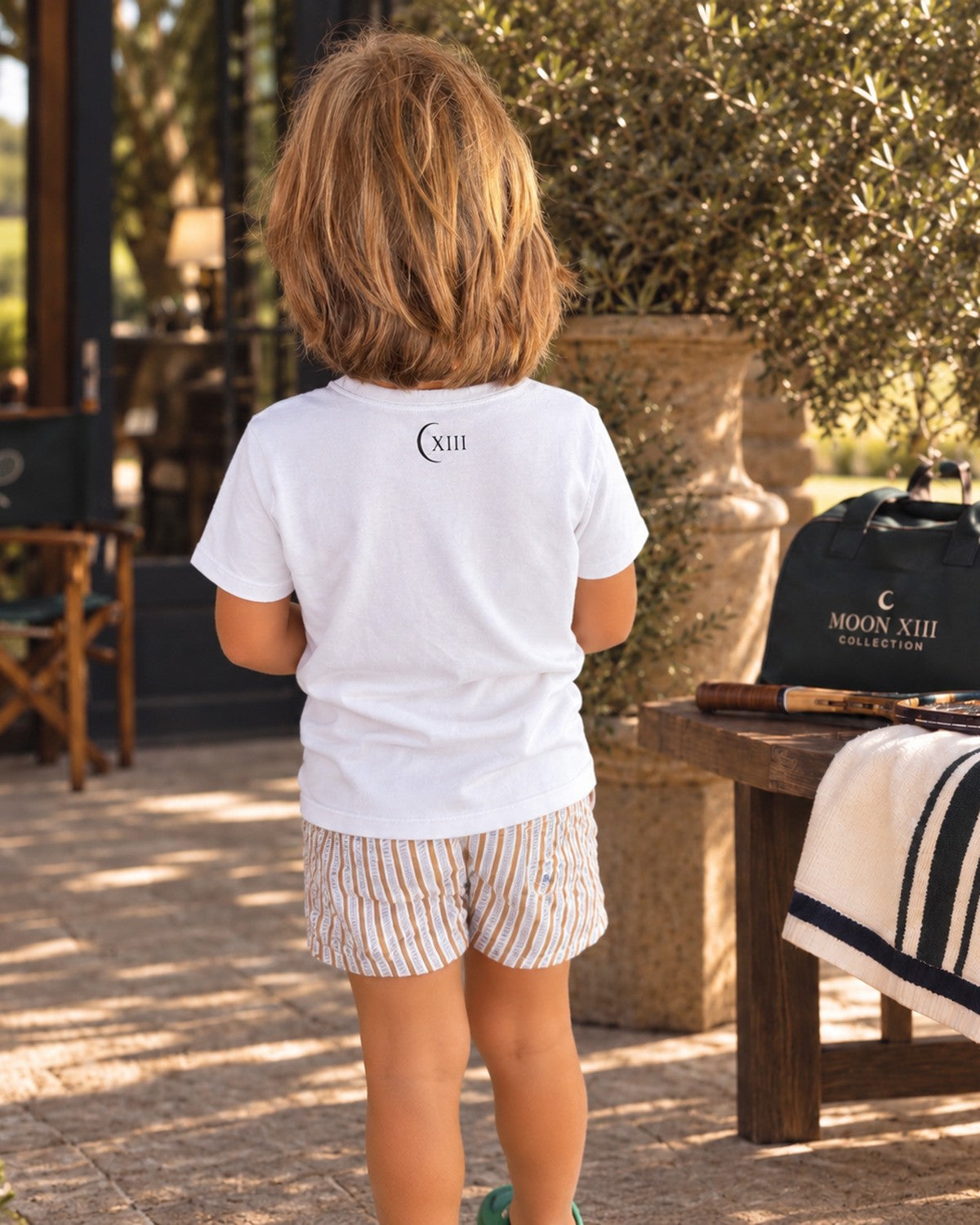 Camiseta Atlantic Pure Junior — niño de espaldas, luna y numeral XIII en la nuca