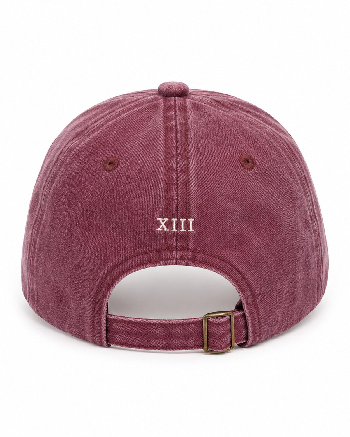 Gorra Hamptons Wine — trasera con numeral XIII y hebilla
