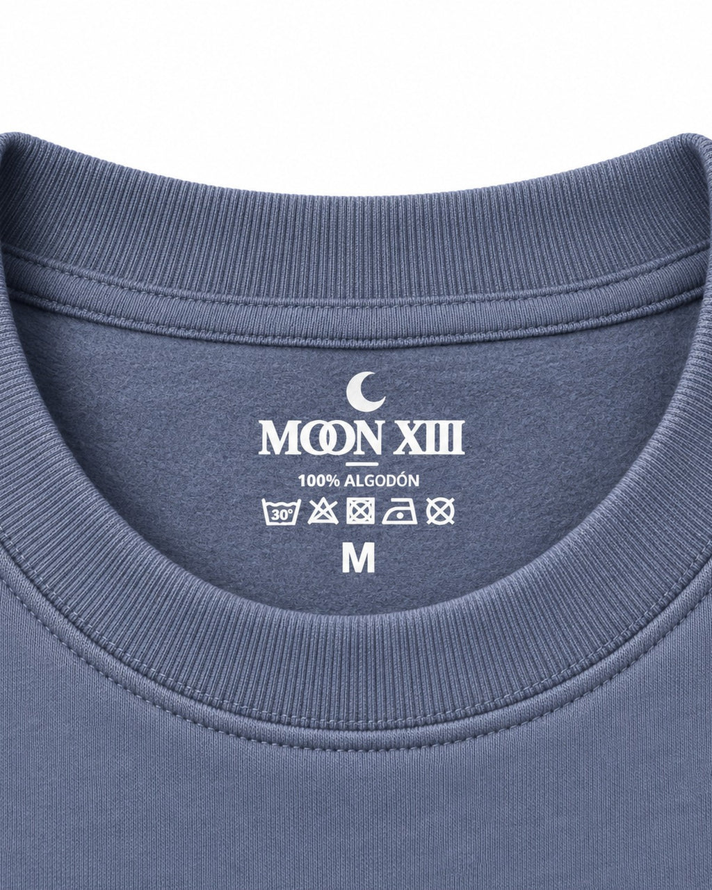 Sudadera Horizon Crewneck — detalle del cuello redondo de canalé y la etiqueta Moon XIII, 100 % algodón