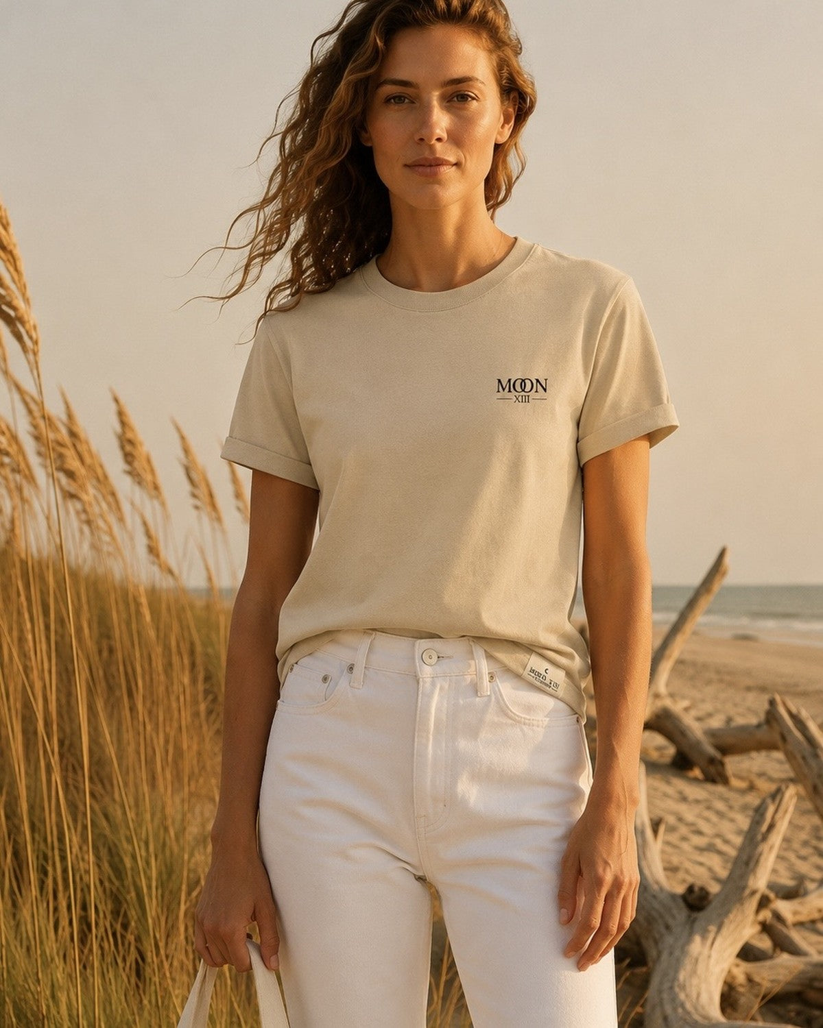 Camiseta Heritage — modelo en la playa