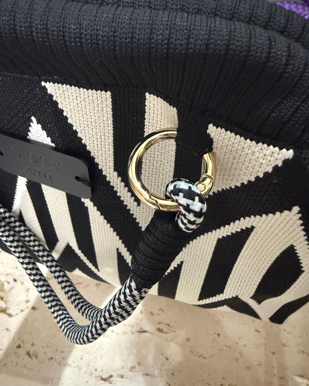 Bolso Deauville — detalle de la anilla dorada con el asa corta