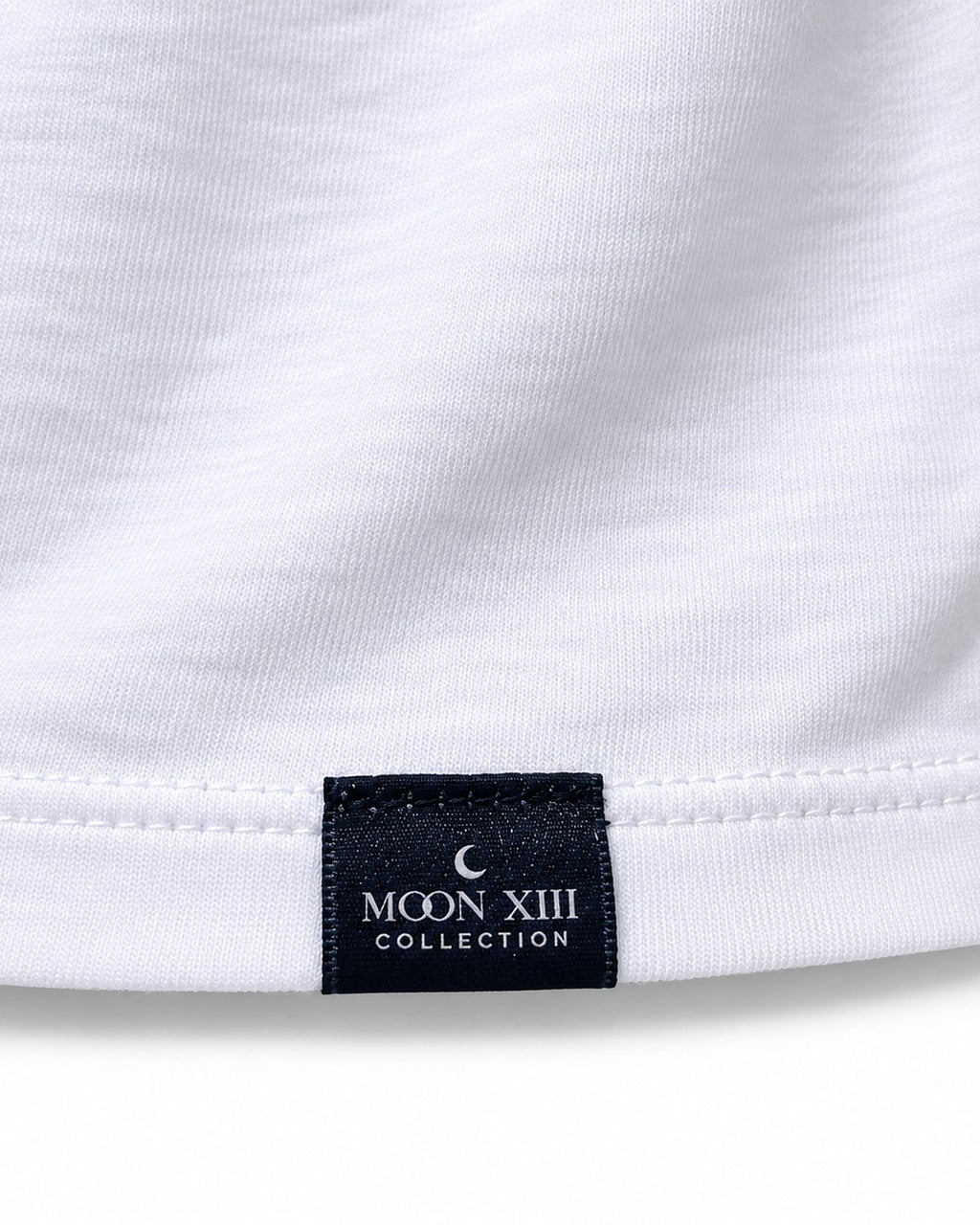 Camiseta Atlantic Pure — detalle de la etiqueta tejida Moon XIII Collection del bajo