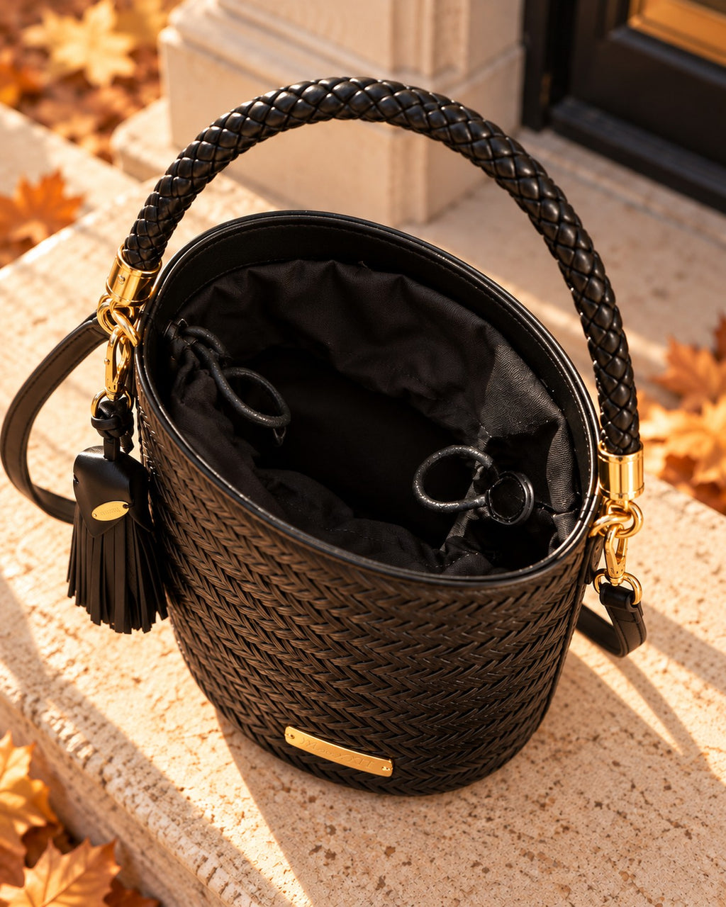 Bolso Capri Noir — interior visto desde arriba, con el forro de tela negro y el cordón de cierre