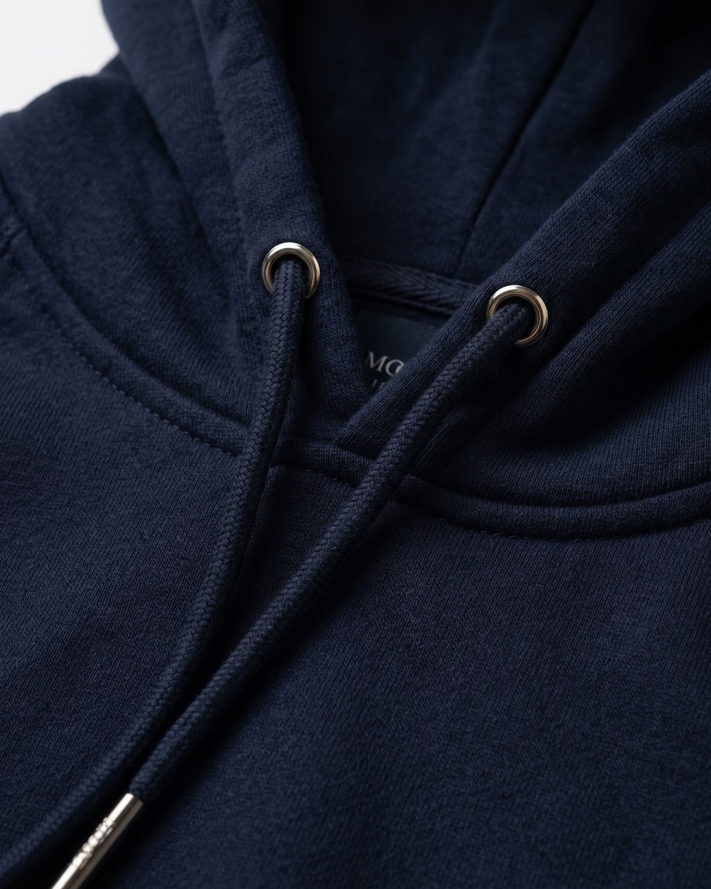 Sudadera con capucha Heritage Navy — detalle de la capucha con el cordón