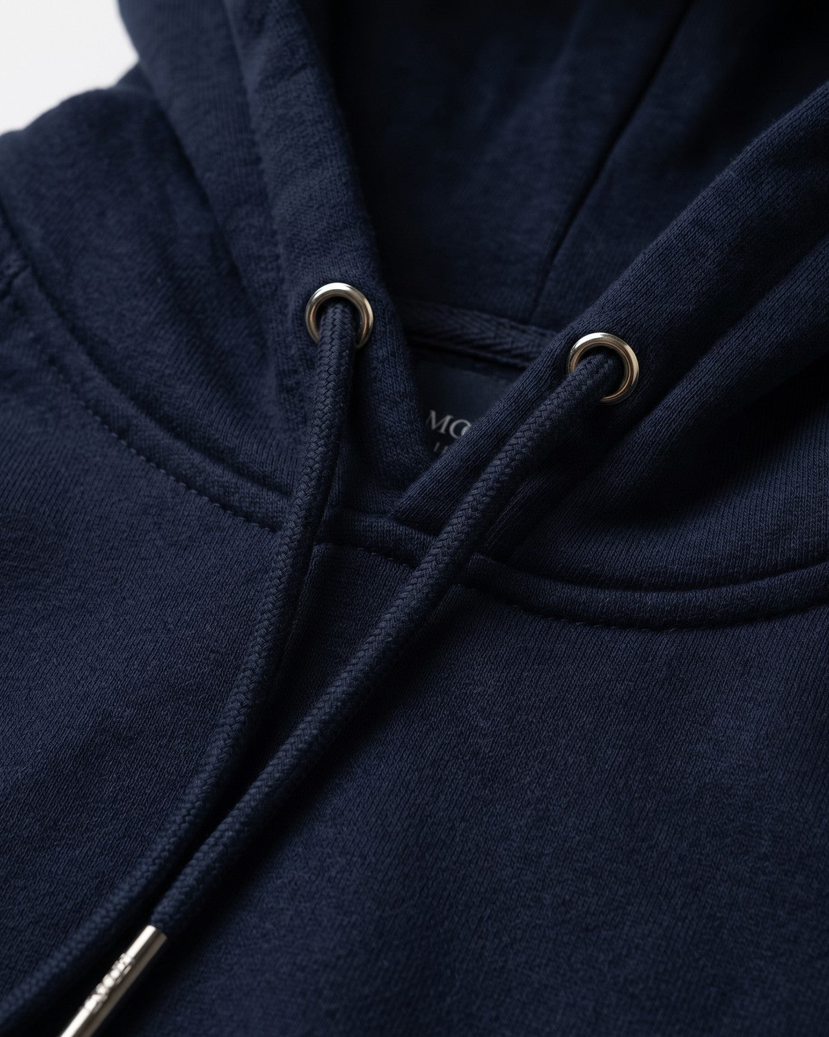 Sudadera con capucha Heritage Navy — detalle de la capucha con el cordón