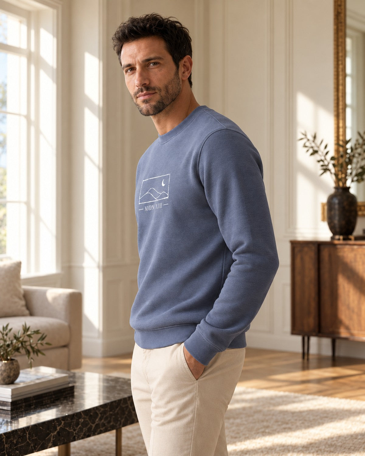 Sudadera Horizon Crewneck — modelo de perfil, con la mano en el bolsillo