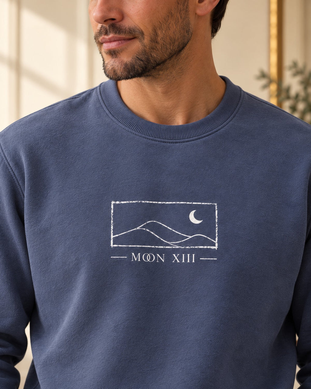 Sudadera Horizon Crewneck — detalle del estampado del pecho sobre el modelo