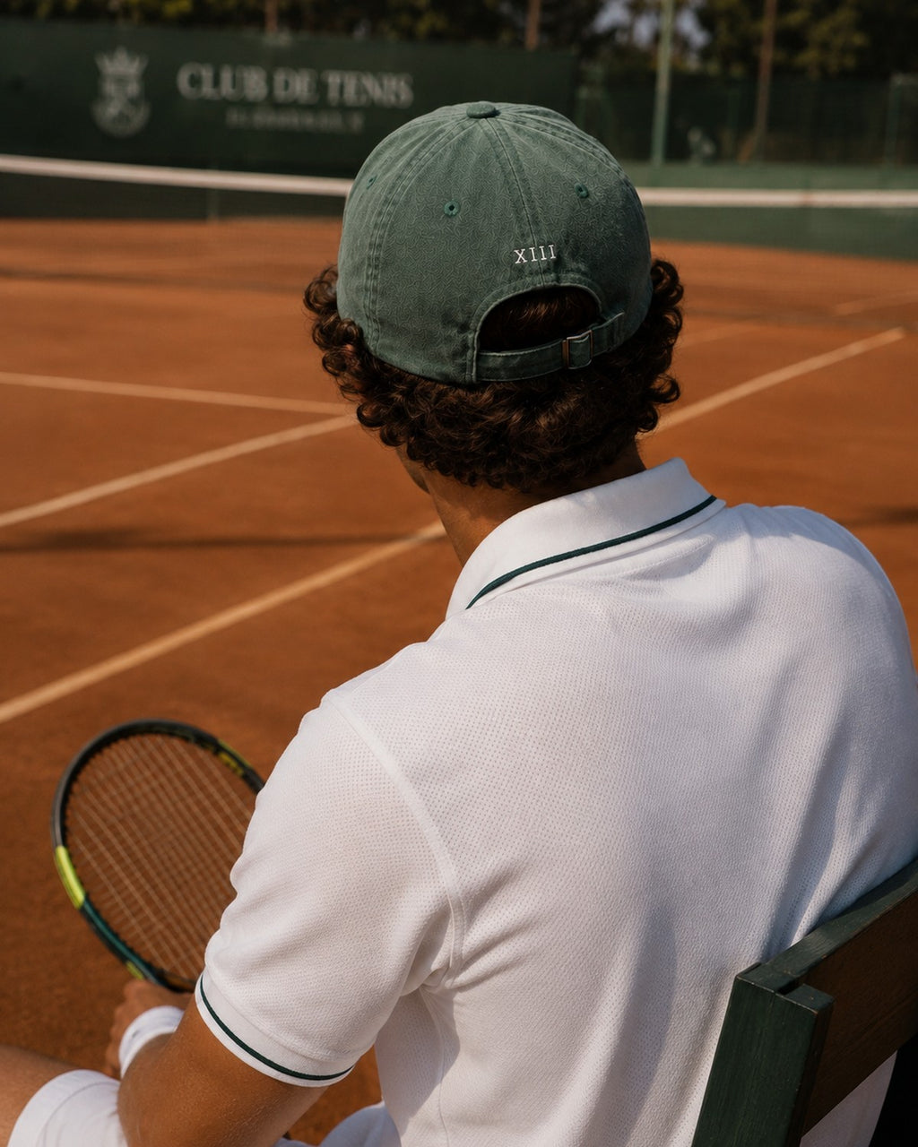 Gorra Hamptons Forest — modelo de espaldas en el club de tenis