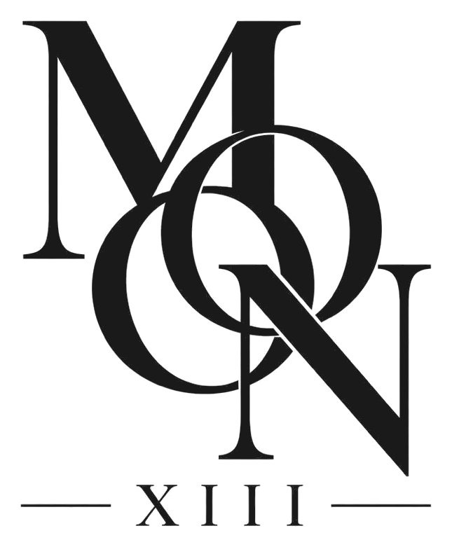 Monograma Moon XIII con numeral, tinta sobre fondo transparente