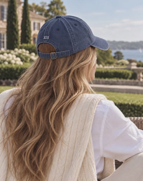 Gorra Hamptons Navy — vídeo de la modelo de espaldas con el numeral XIII